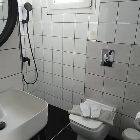 Egee Apartament *